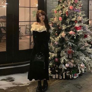 A black dress with shoulder flowers is very suitable for birthdays.“”